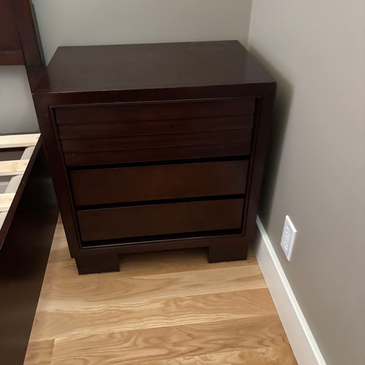 D112 Dark wood 3 drawers under night stand