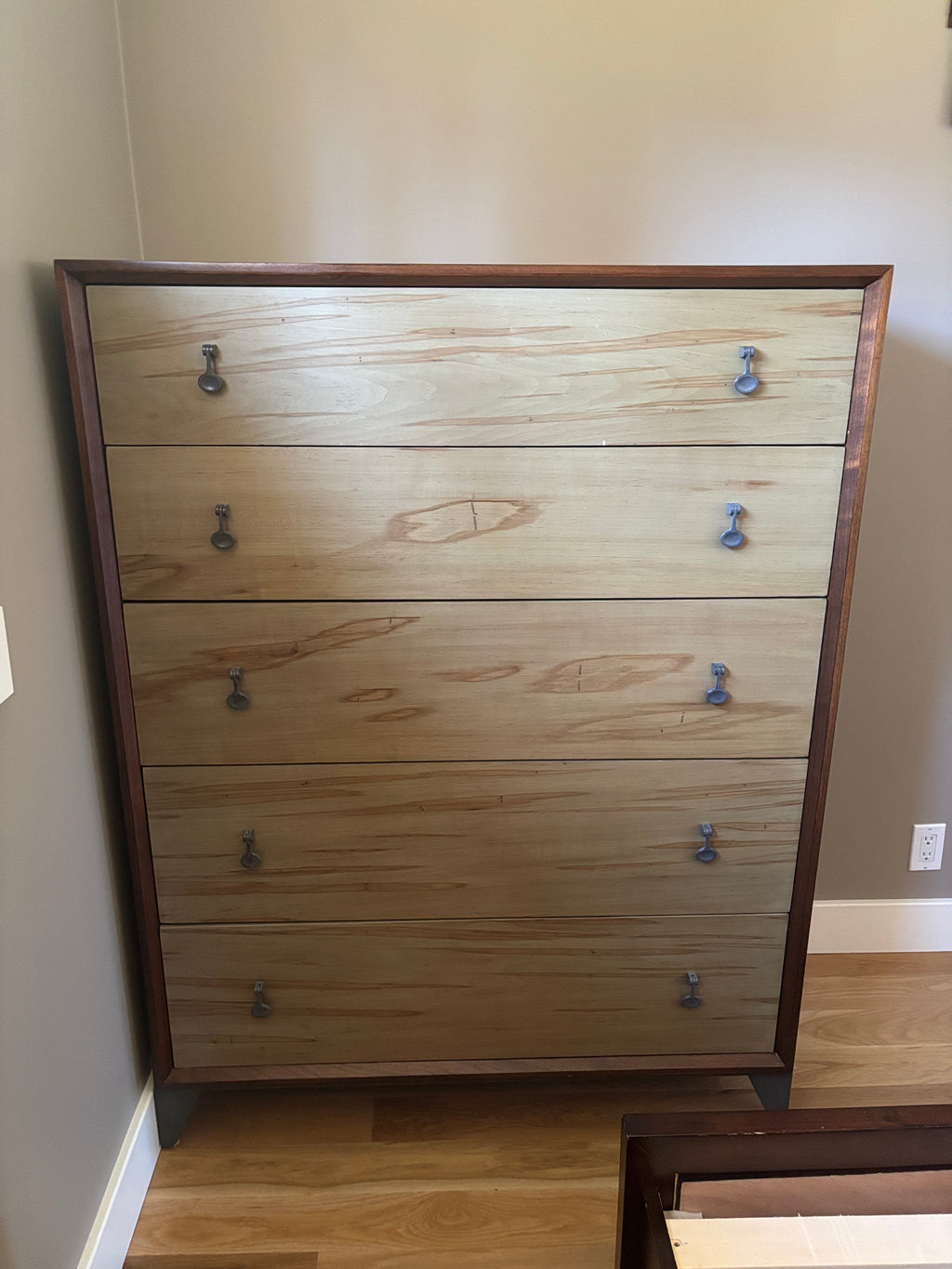 D115 Modern Synergy Motif Maple Drawer chest (model 700-215) made by American Drew dresser