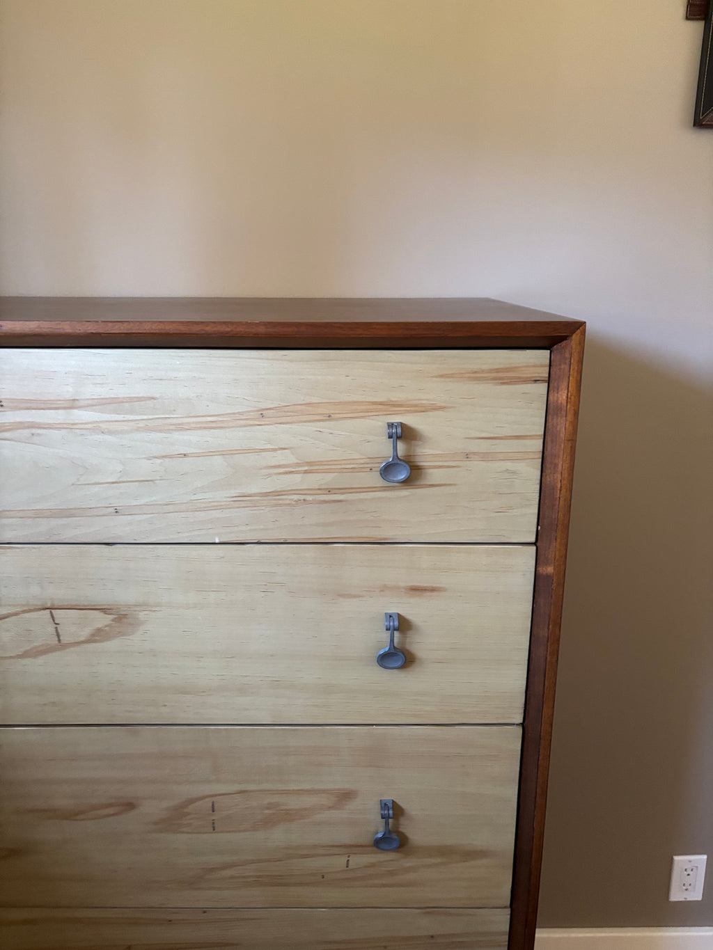 D115 Modern Synergy Motif Maple Drawer chest (model 700-215) made by American Drew dresser