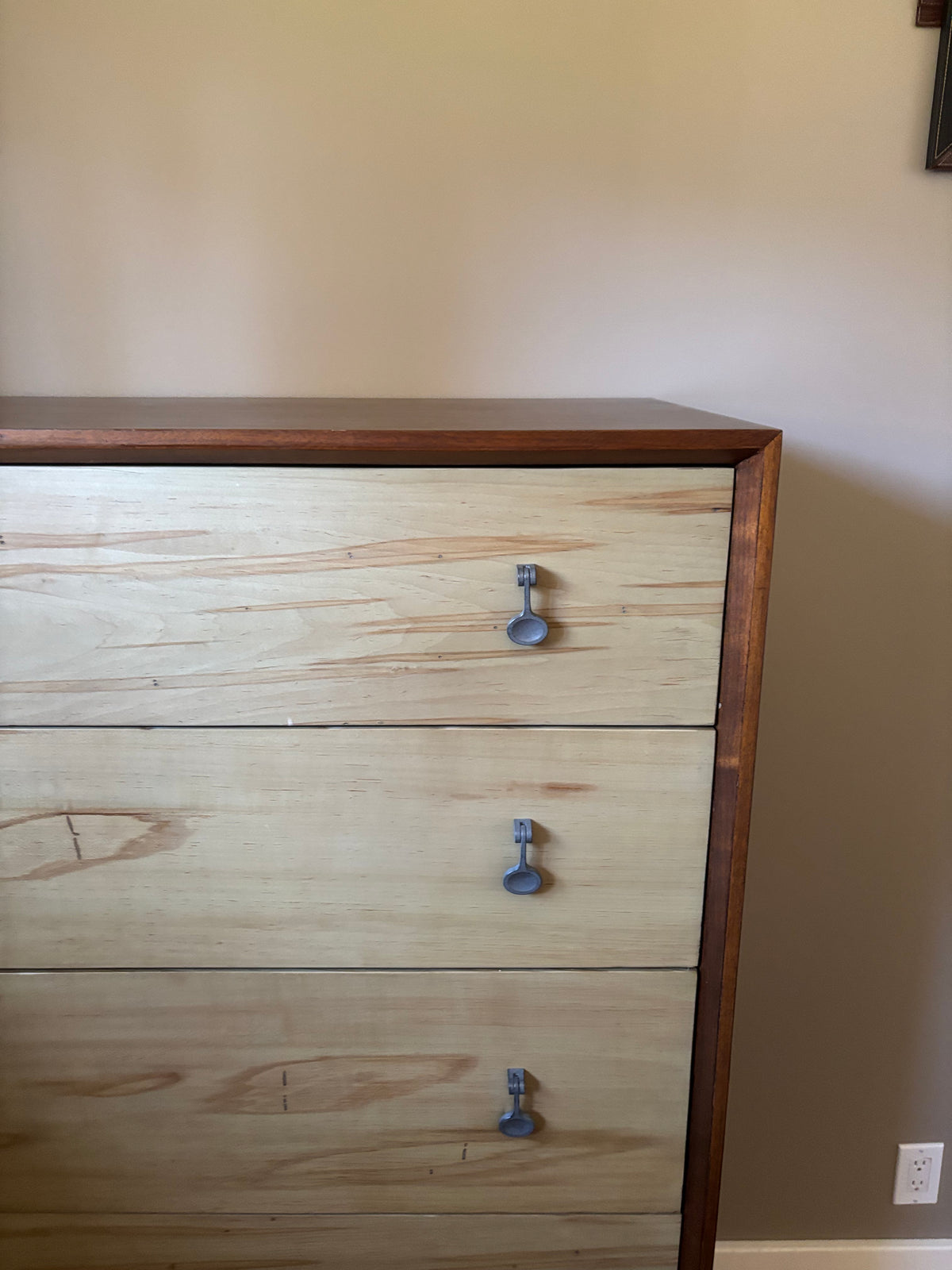 D115 Modern Synergy Motif Maple Drawer chest (model 700-215) made by American Drew dresser
