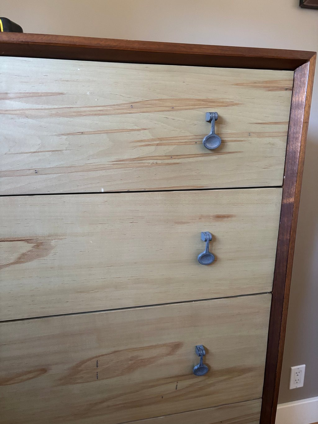 D115 Modern Synergy Motif Maple Drawer chest (model 700-215) made by American Drew dresser