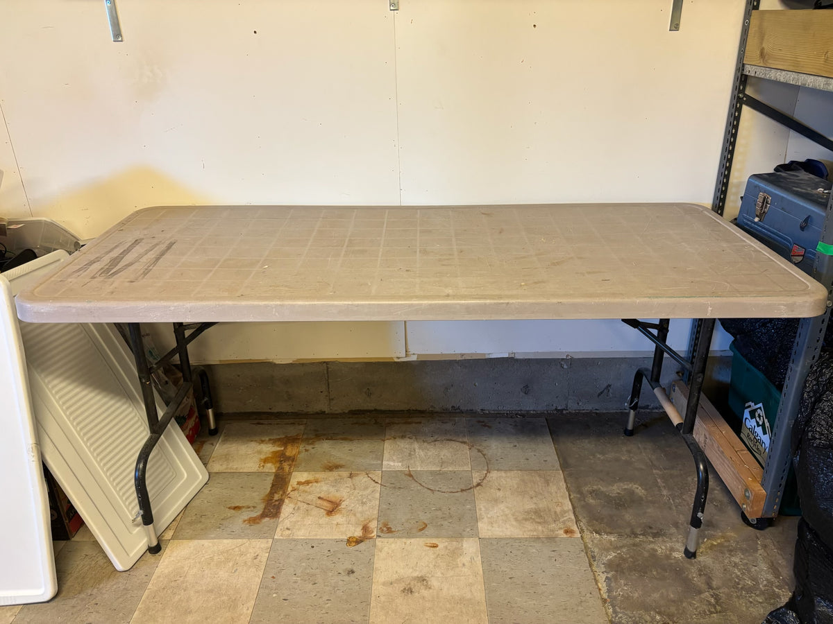 D228 6ft follding plastic table