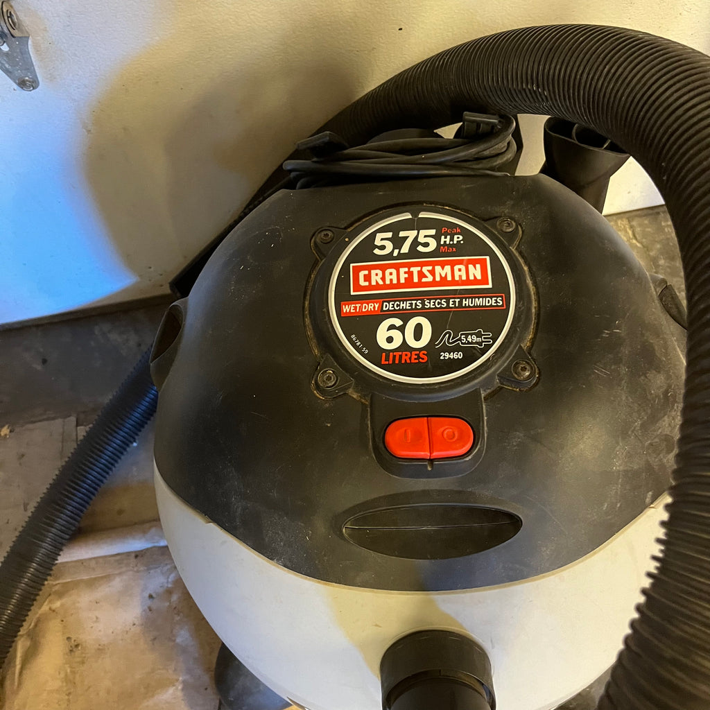 D332 Craftsman 60L shop vac with accessories