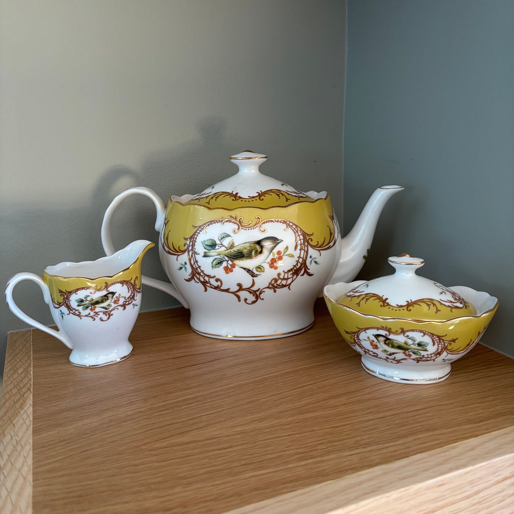 D119 Grace’s Teaware Teapot Grouping