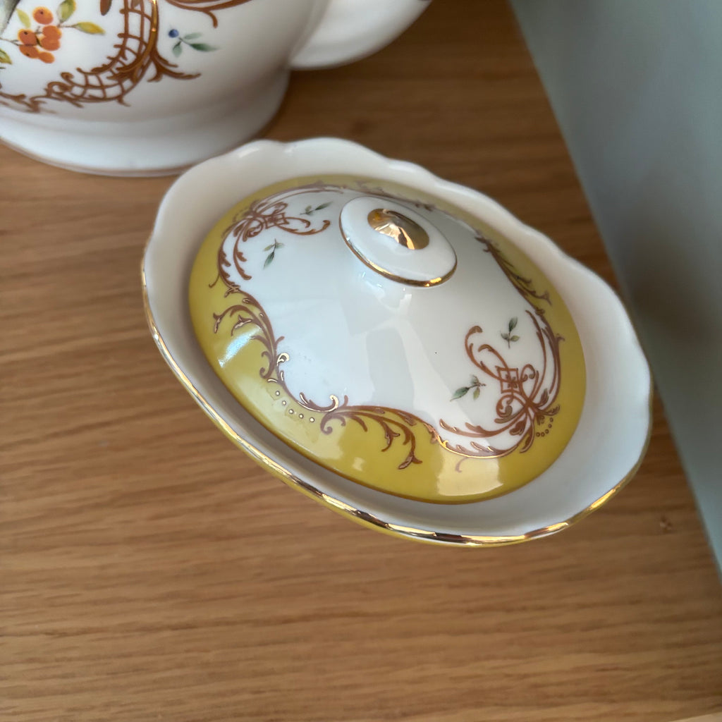 D119 Grace’s Teaware Teapot Grouping