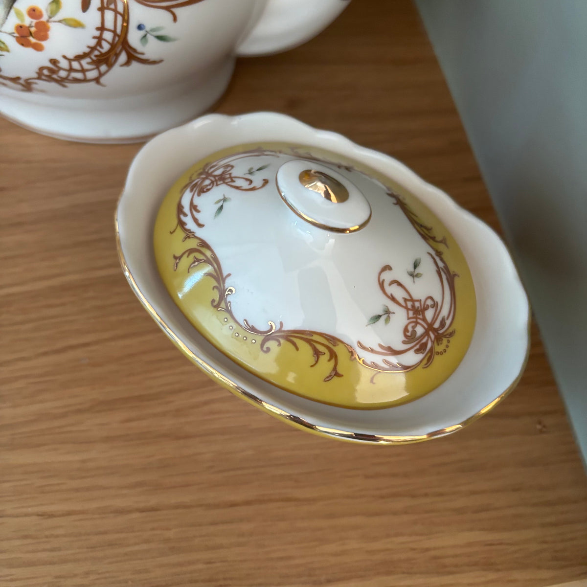D119 Grace’s Teaware Teapot Grouping