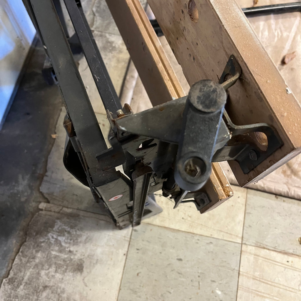 D335 Set of 2 workbenches (Craftsman Universal Bench Top and Black & Decker Ultimate Gripmate)