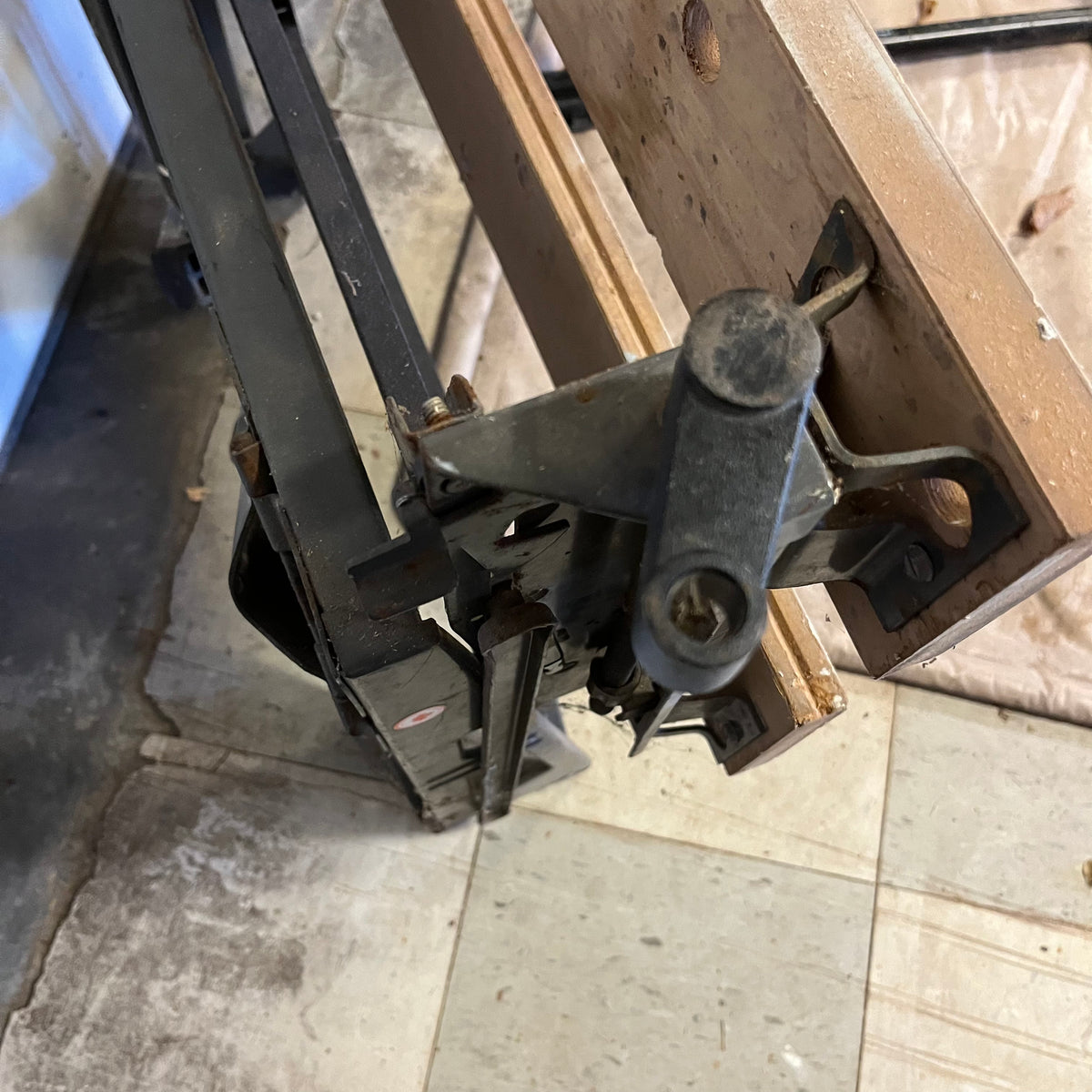 D335 Set of 2 workbenches (Craftsman Universal Bench Top and Black & Decker Ultimate Gripmate)