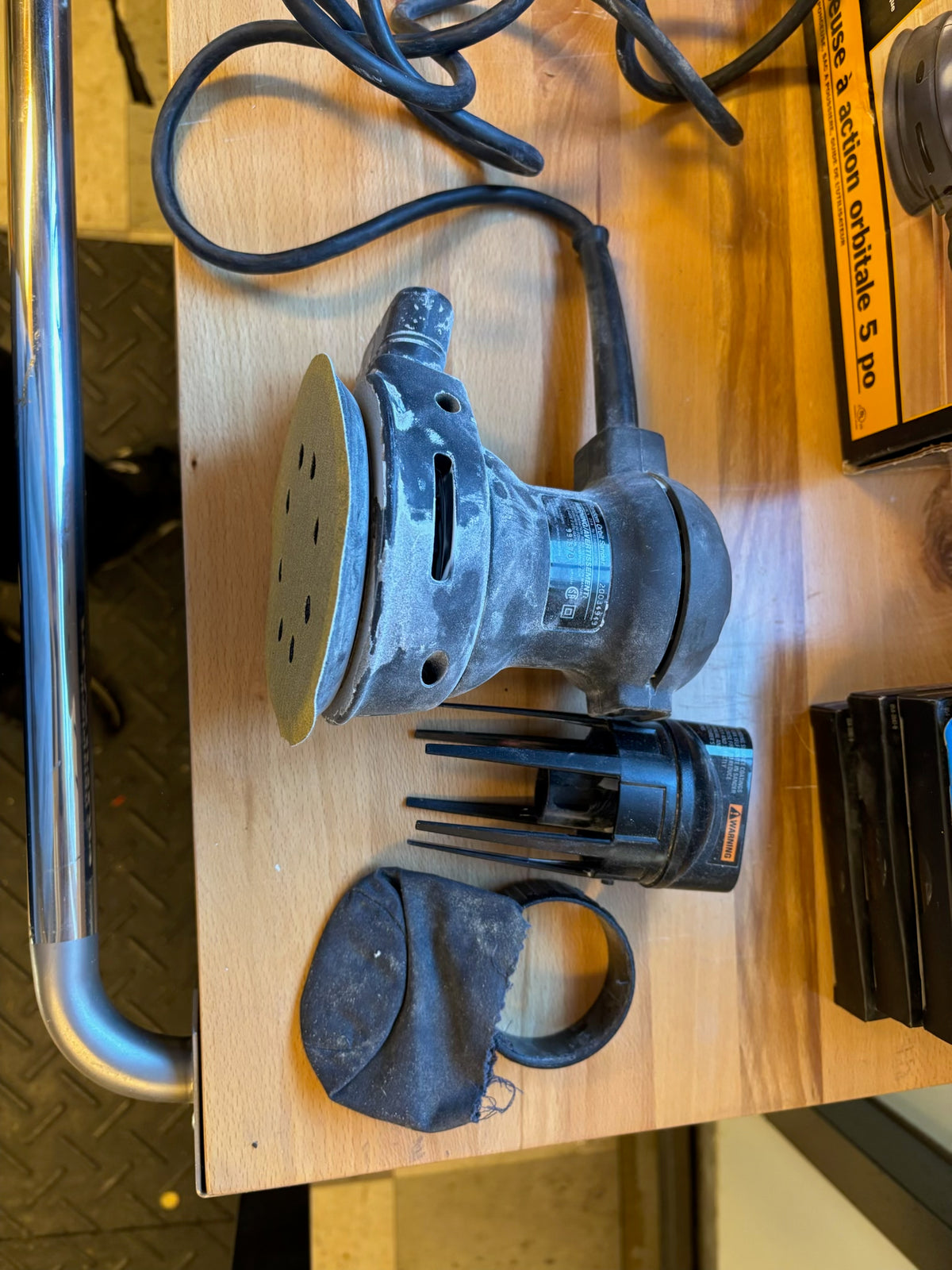 D235 Craftsman orbital sander with sanding discs