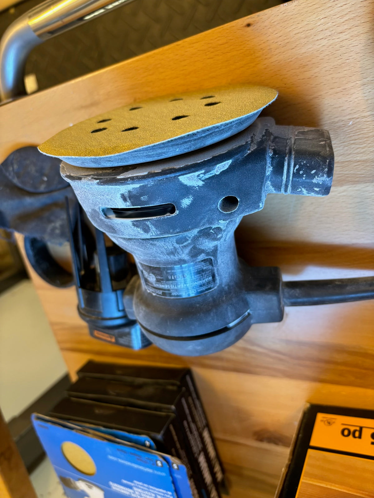 D235 Craftsman orbital sander with sanding discs
