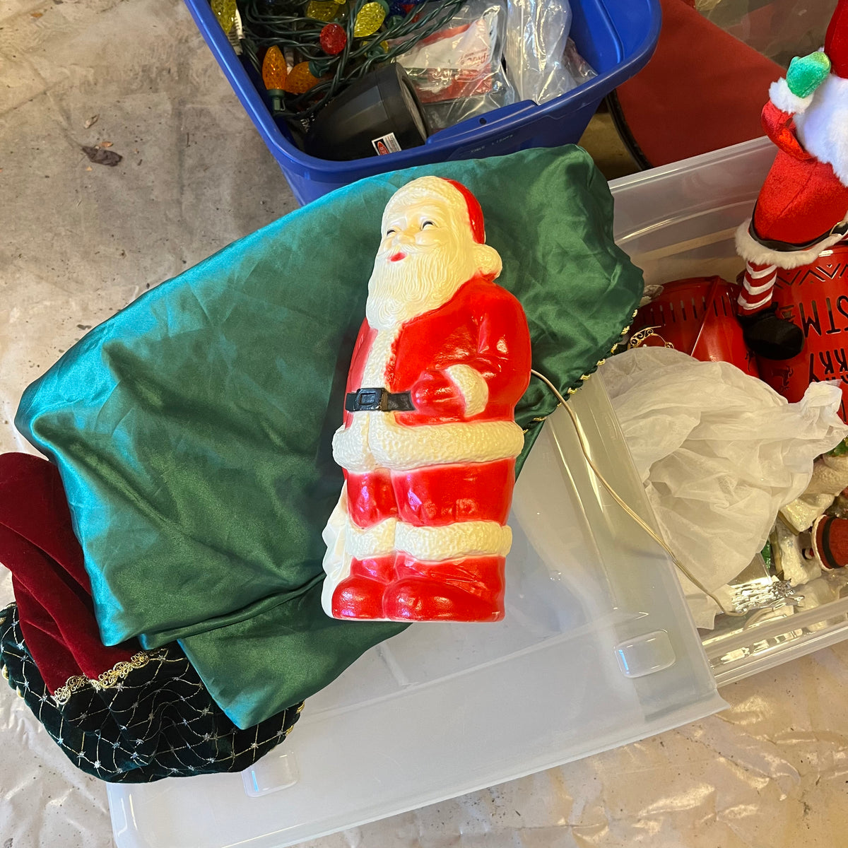 D338 Christmas Grouping (santa blow mould and more) ***tables not included