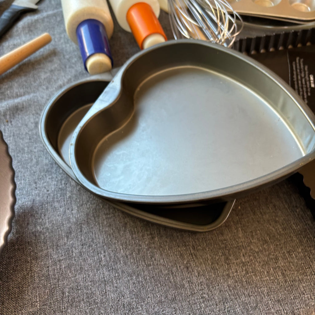 D127 Bakeware Grouping (muffin tins and more)