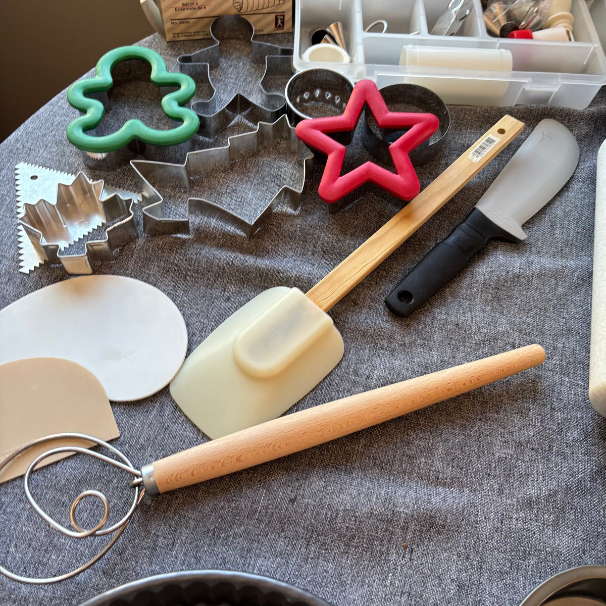 D127 Bakeware Grouping (muffin tins and more)