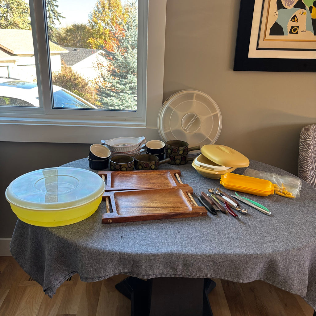 D128 Kitchen Grouping (Tupperware and more) *** ITEMS DISPLAYED ON TABLE TOP ONLY
