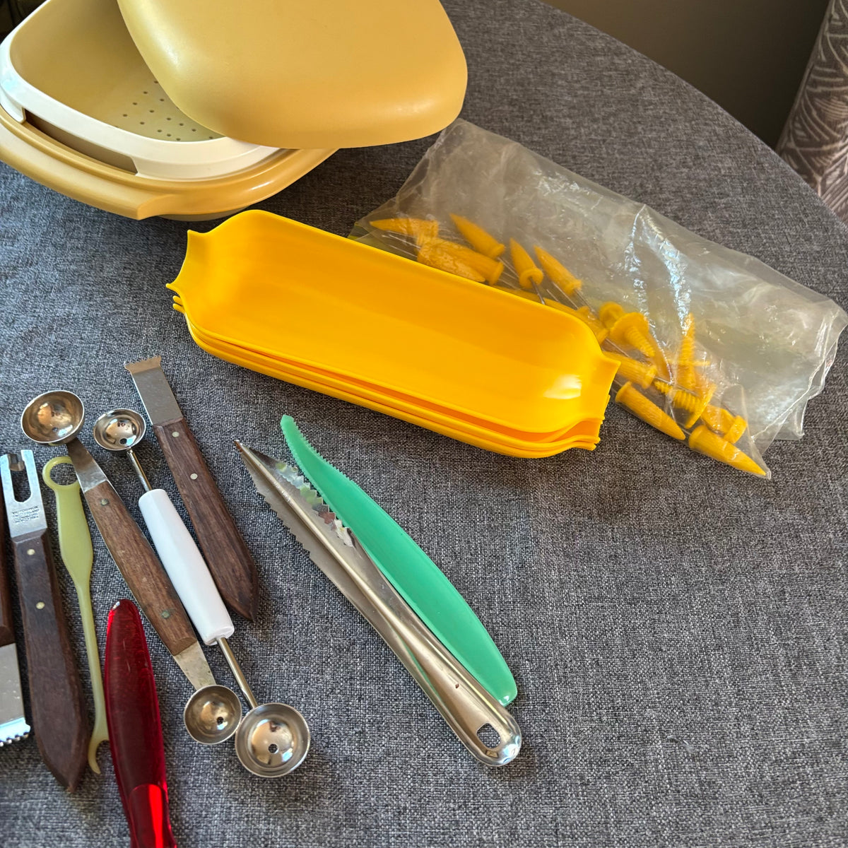 D128 Kitchen Grouping (Tupperware and more) *** ITEMS DISPLAYED ON TABLE TOP ONLY