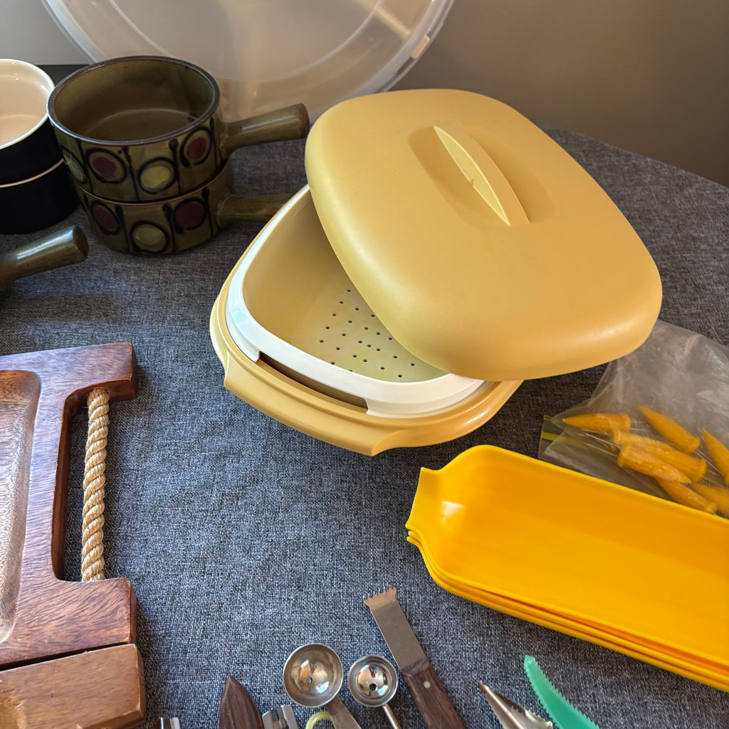 D128 Kitchen Grouping (Tupperware and more) *** ITEMS DISPLAYED ON TABLE TOP ONLY