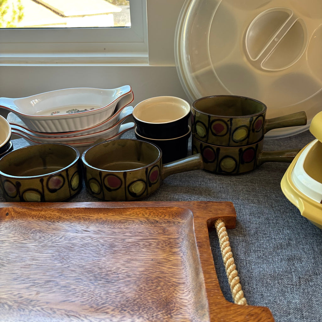 D128 Kitchen Grouping (Tupperware and more) *** ITEMS DISPLAYED ON TABLE TOP ONLY