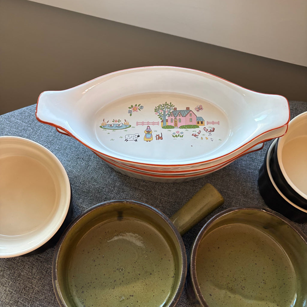D128 Kitchen Grouping (Tupperware and more) *** ITEMS DISPLAYED ON TABLE TOP ONLY