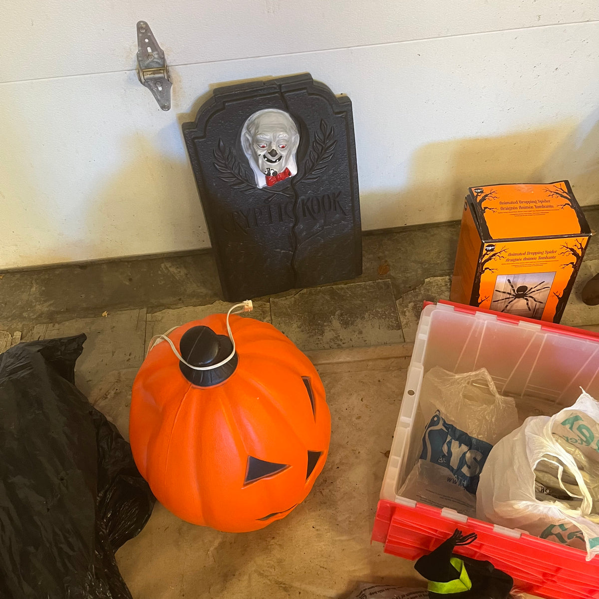 D342 Halloween Decor Grouping (plastic pumpkin and more)