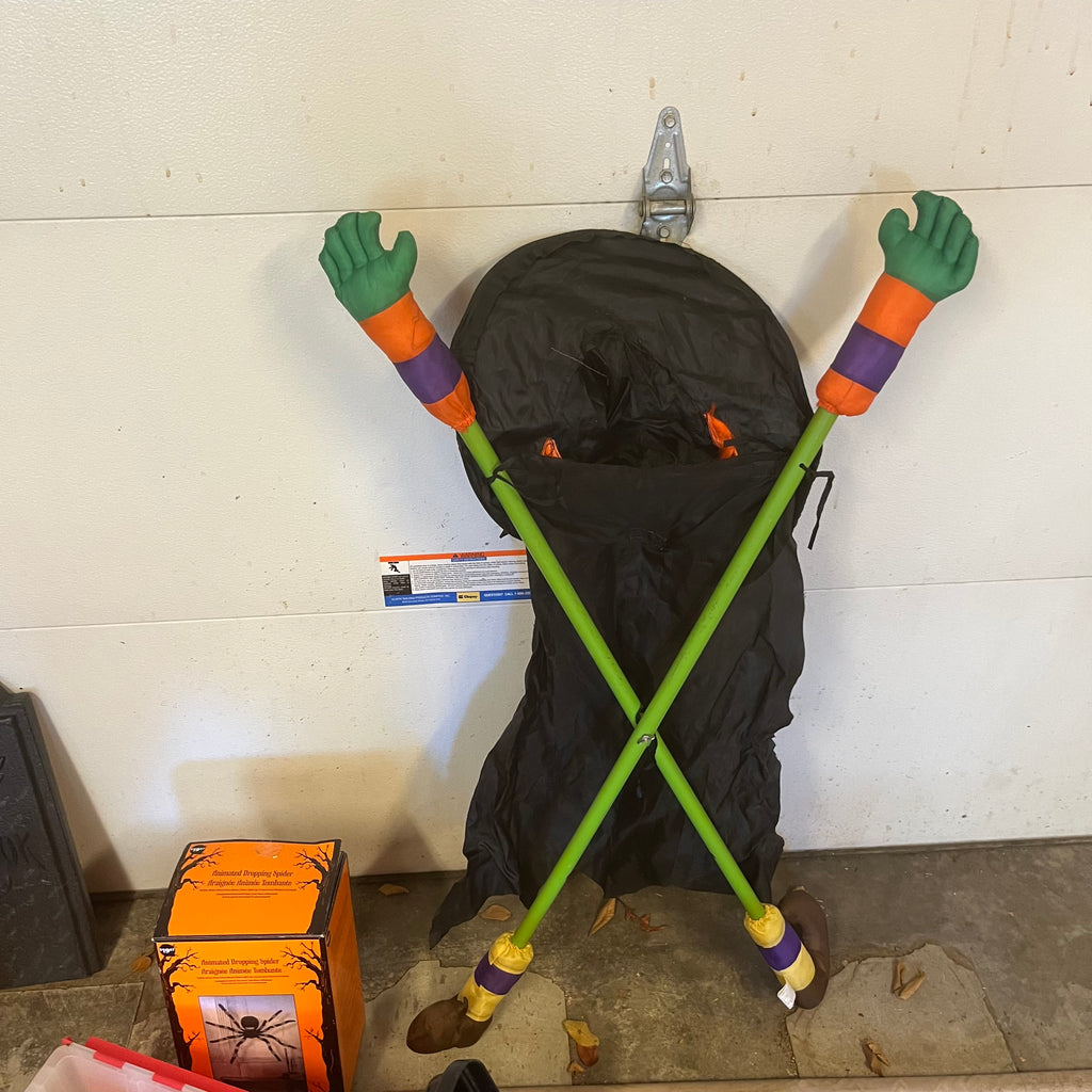D342 Halloween Decor Grouping (plastic pumpkin and more)
