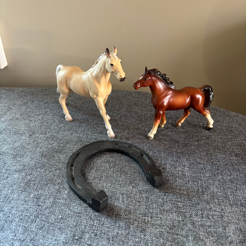 D136 Vintage horse grouping (ceramic horses and horse shoe)