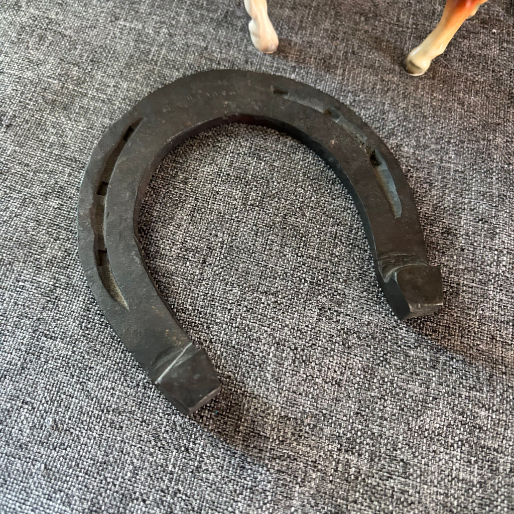 D136 Vintage horse grouping (ceramic horses and horse shoe)
