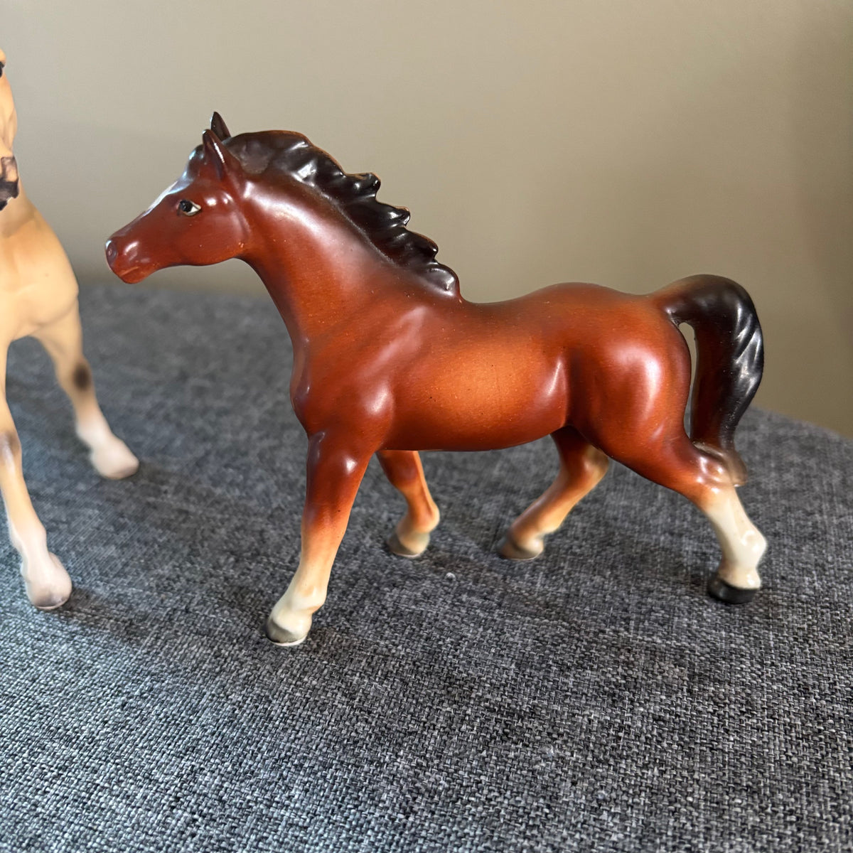 D136 Vintage horse grouping (ceramic horses and horse shoe)
