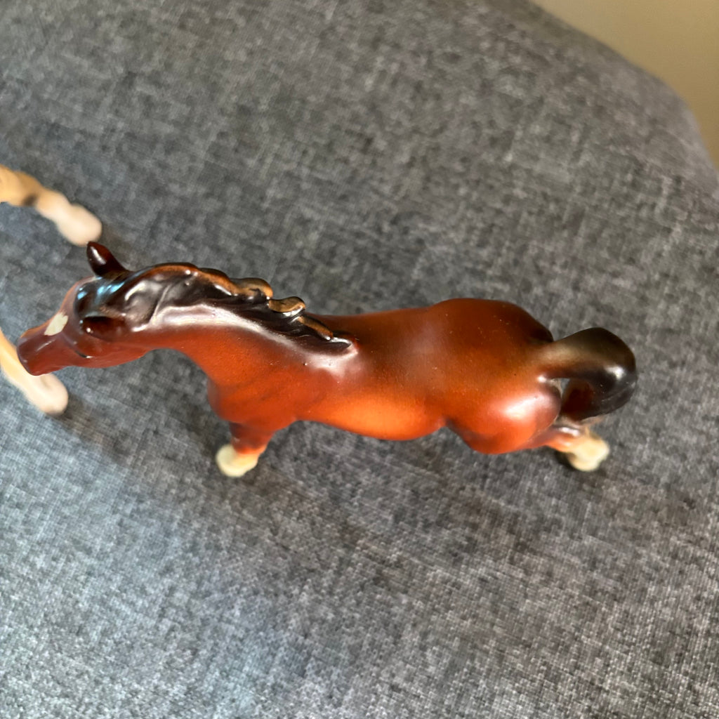 D136 Vintage horse grouping (ceramic horses and horse shoe)
