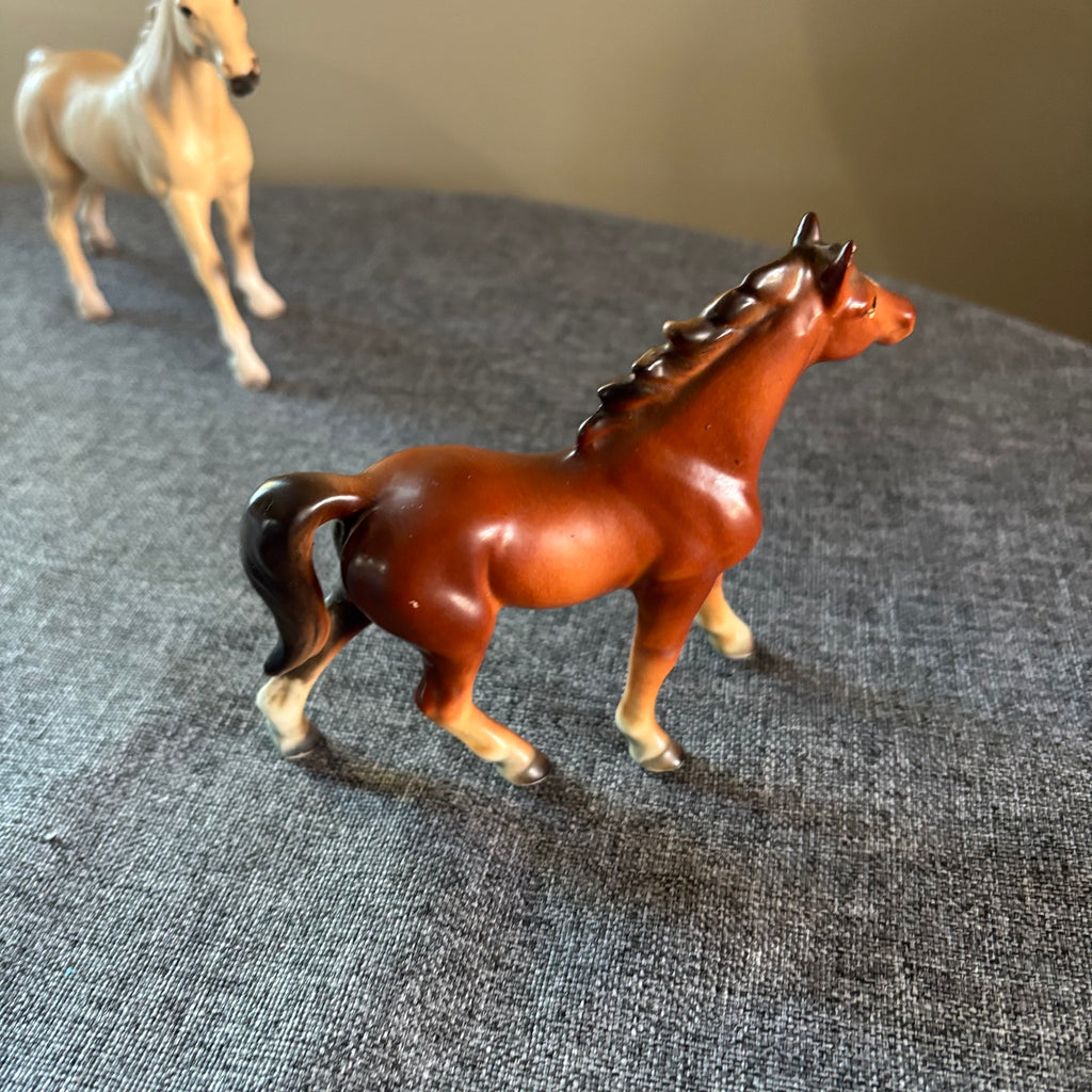 D136 Vintage horse grouping (ceramic horses and horse shoe)
