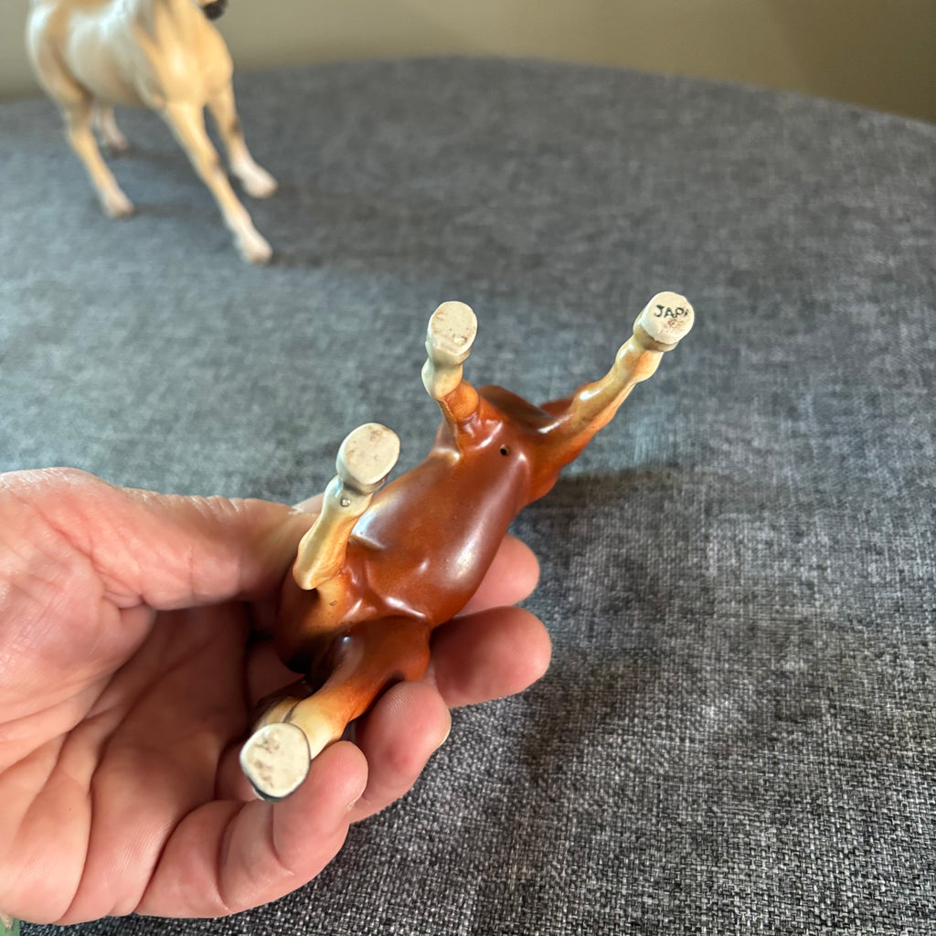D136 Vintage horse grouping (ceramic horses and horse shoe)