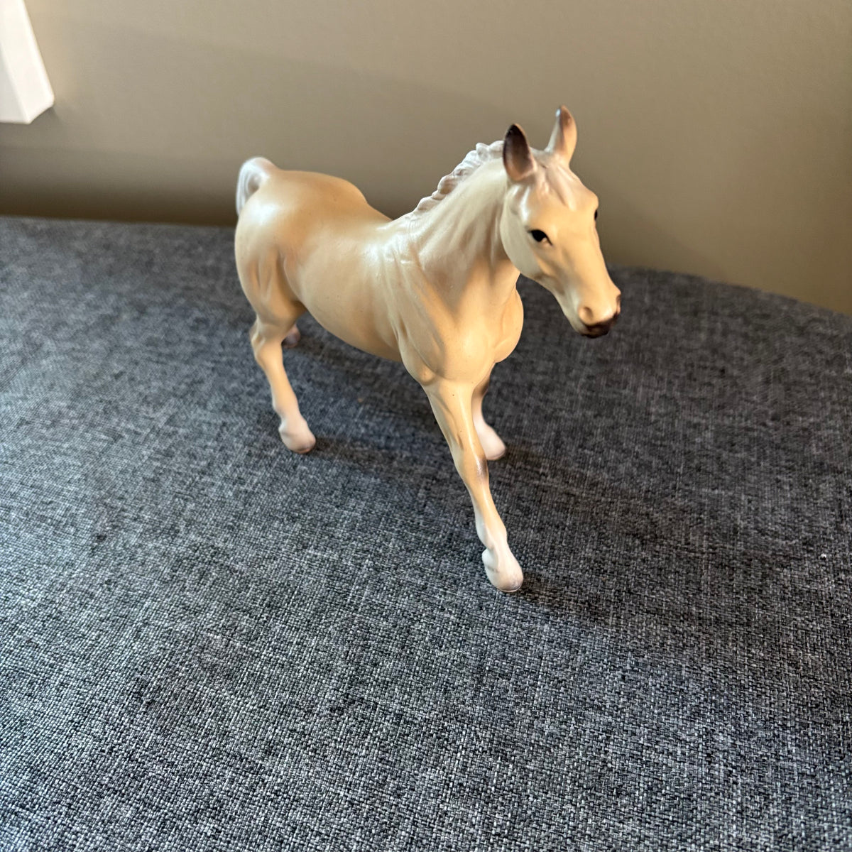 D136 Vintage horse grouping (ceramic horses and horse shoe)