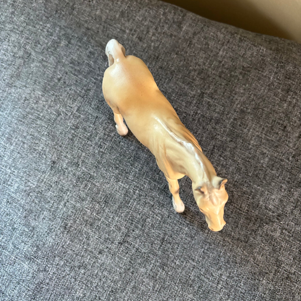 D136 Vintage horse grouping (ceramic horses and horse shoe)