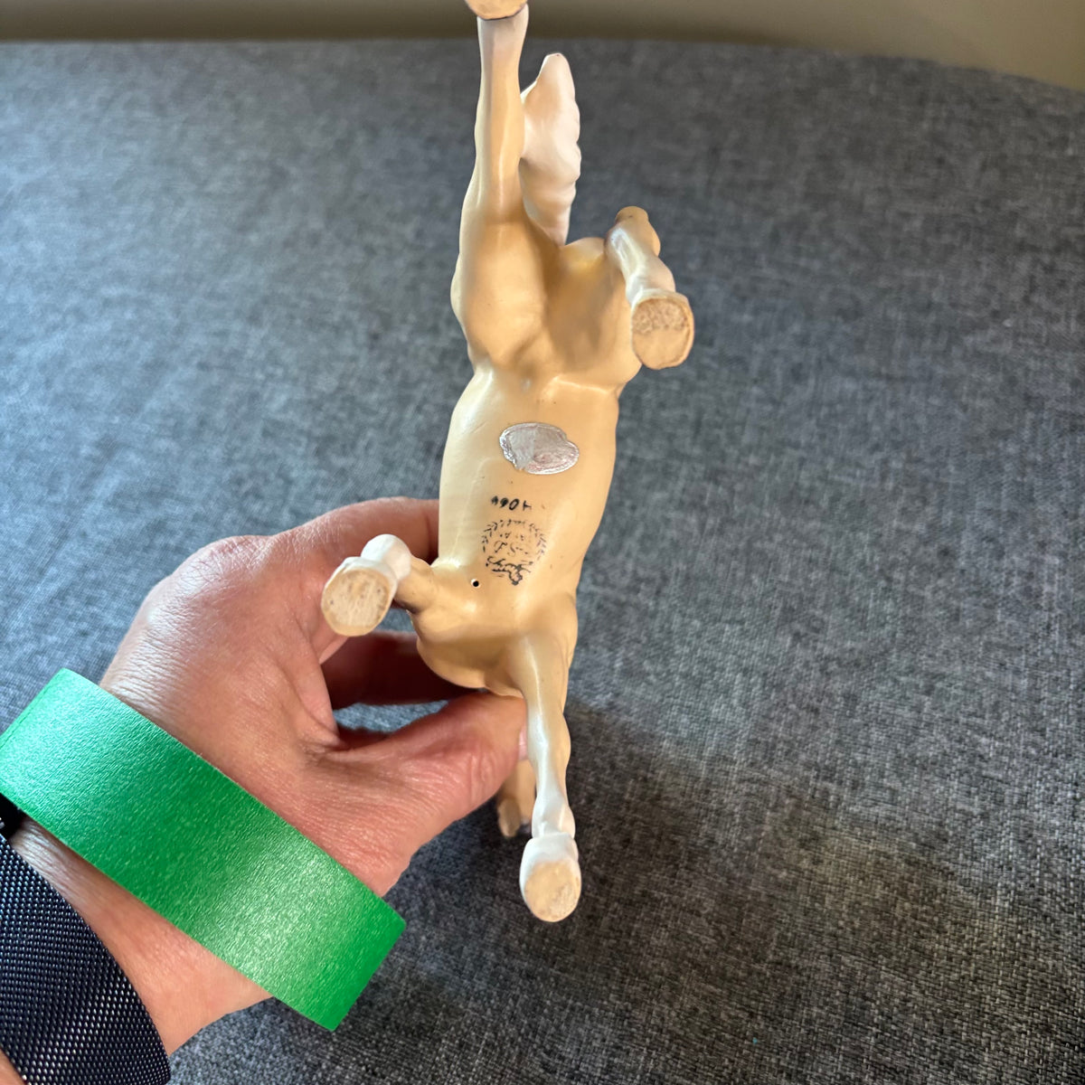 D136 Vintage horse grouping (ceramic horses and horse shoe)