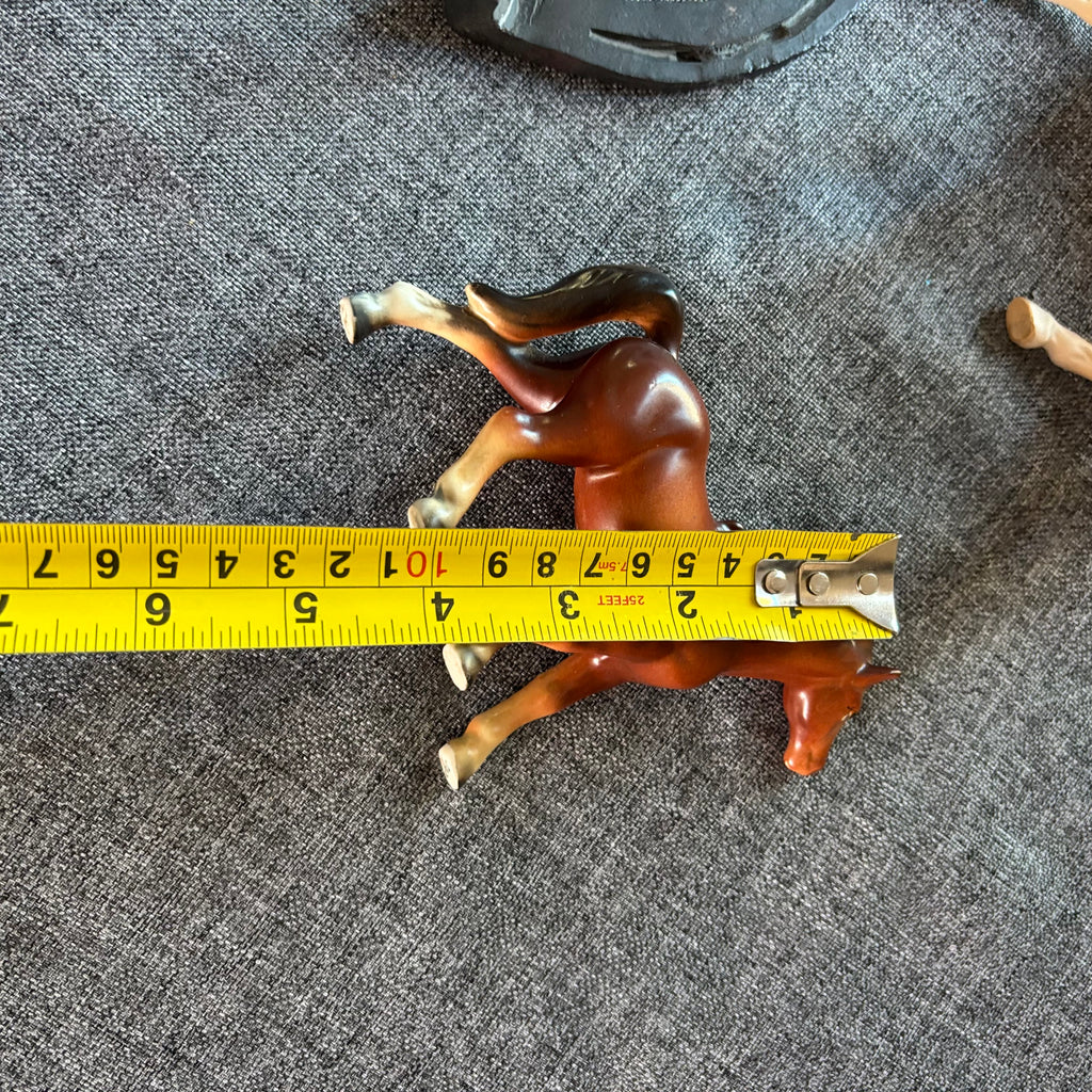 D136 Vintage horse grouping (ceramic horses and horse shoe)