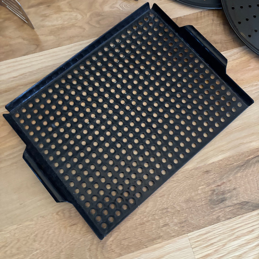 D137 Kitchen and BBQ Grouping (pizza pans and more)