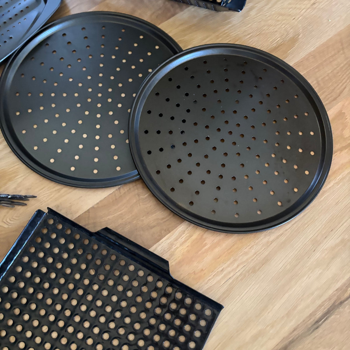 D137 Kitchen and BBQ Grouping (pizza pans and more)