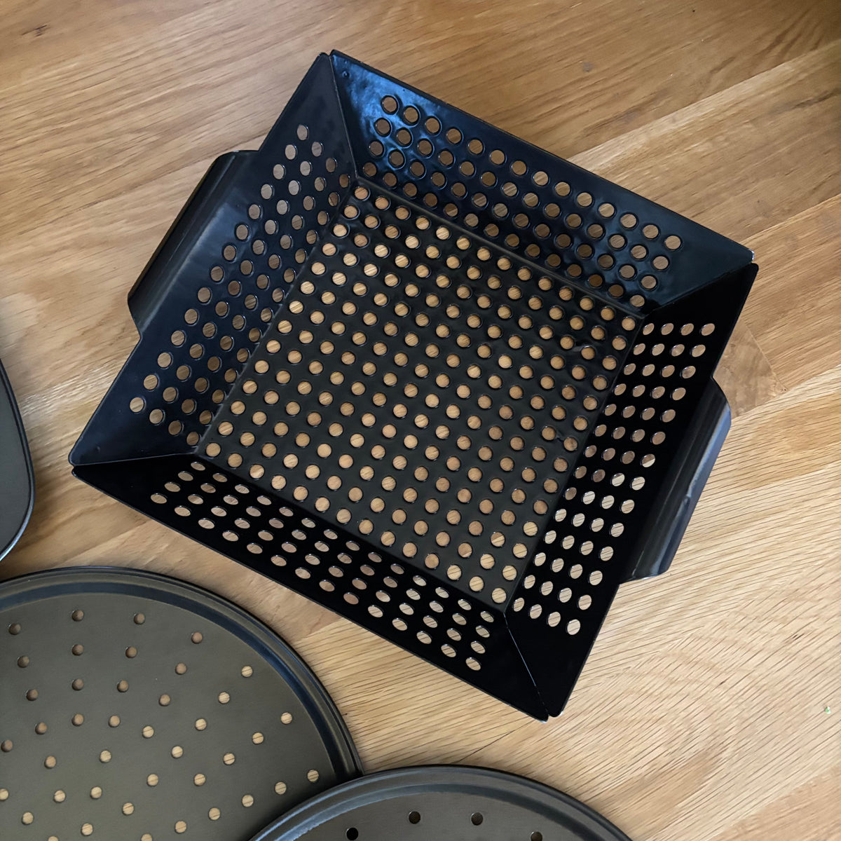 D137 Kitchen and BBQ Grouping (pizza pans and more)