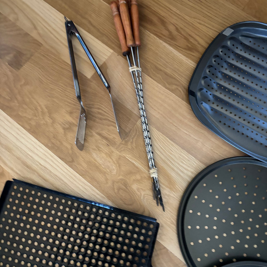 D137 Kitchen and BBQ Grouping (pizza pans and more)