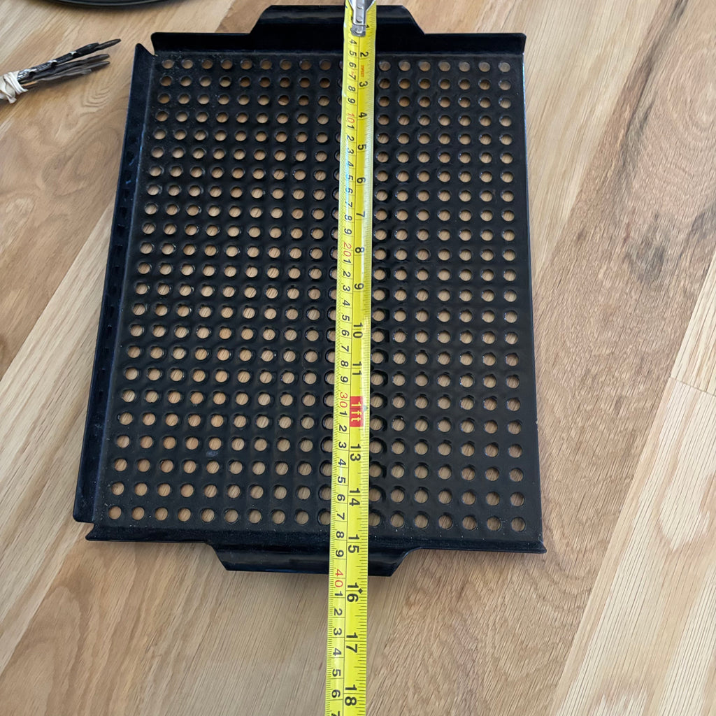 D137 Kitchen and BBQ Grouping (pizza pans and more)