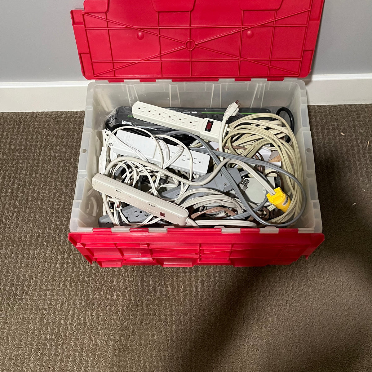 D348 Extension cord and power bar grouping