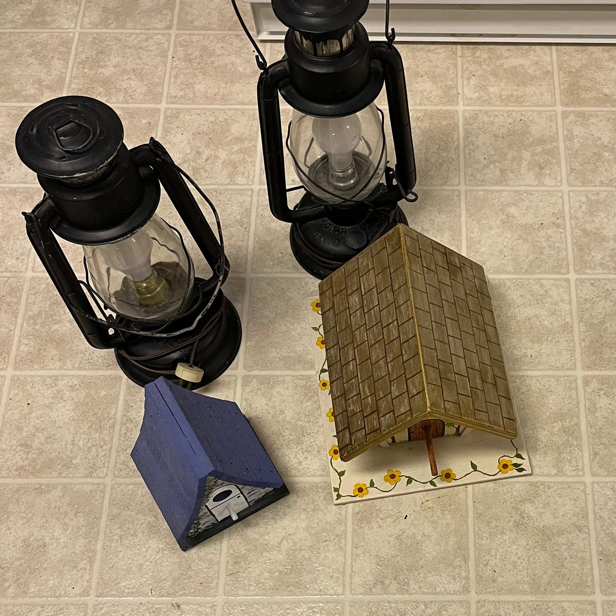 D364 Lanterns and bird houses Grouping