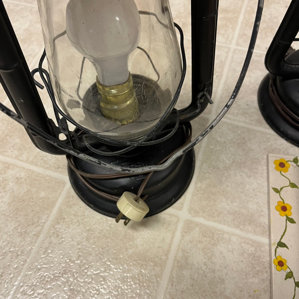 D364 Lanterns and bird houses Grouping