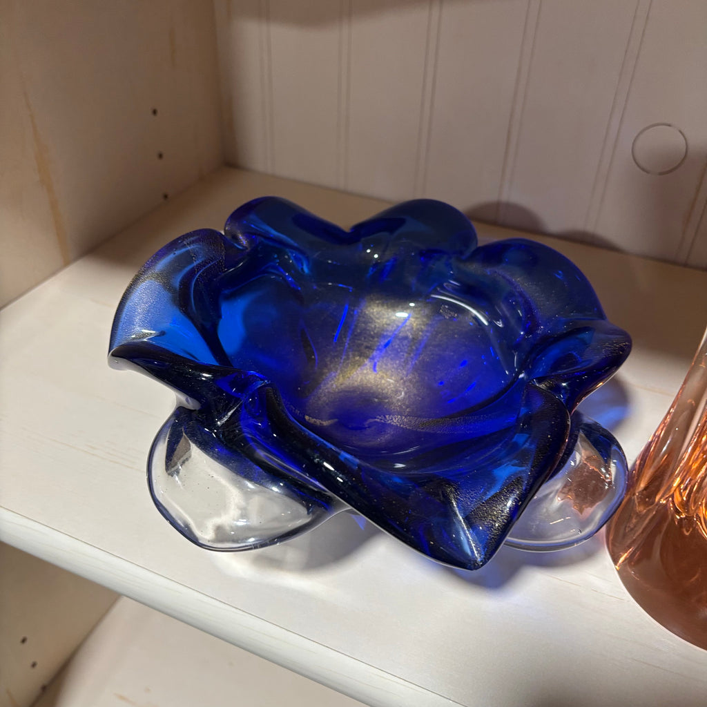 D143 Set of 2 vintage art glass vases