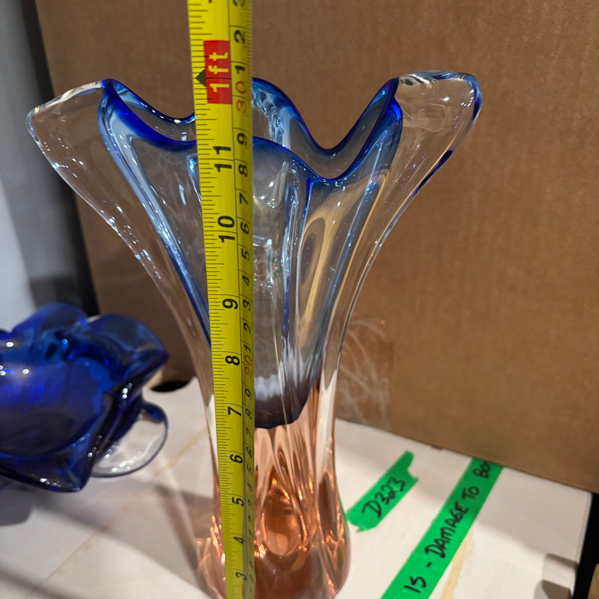 D143 Set of 2 vintage art glass vases