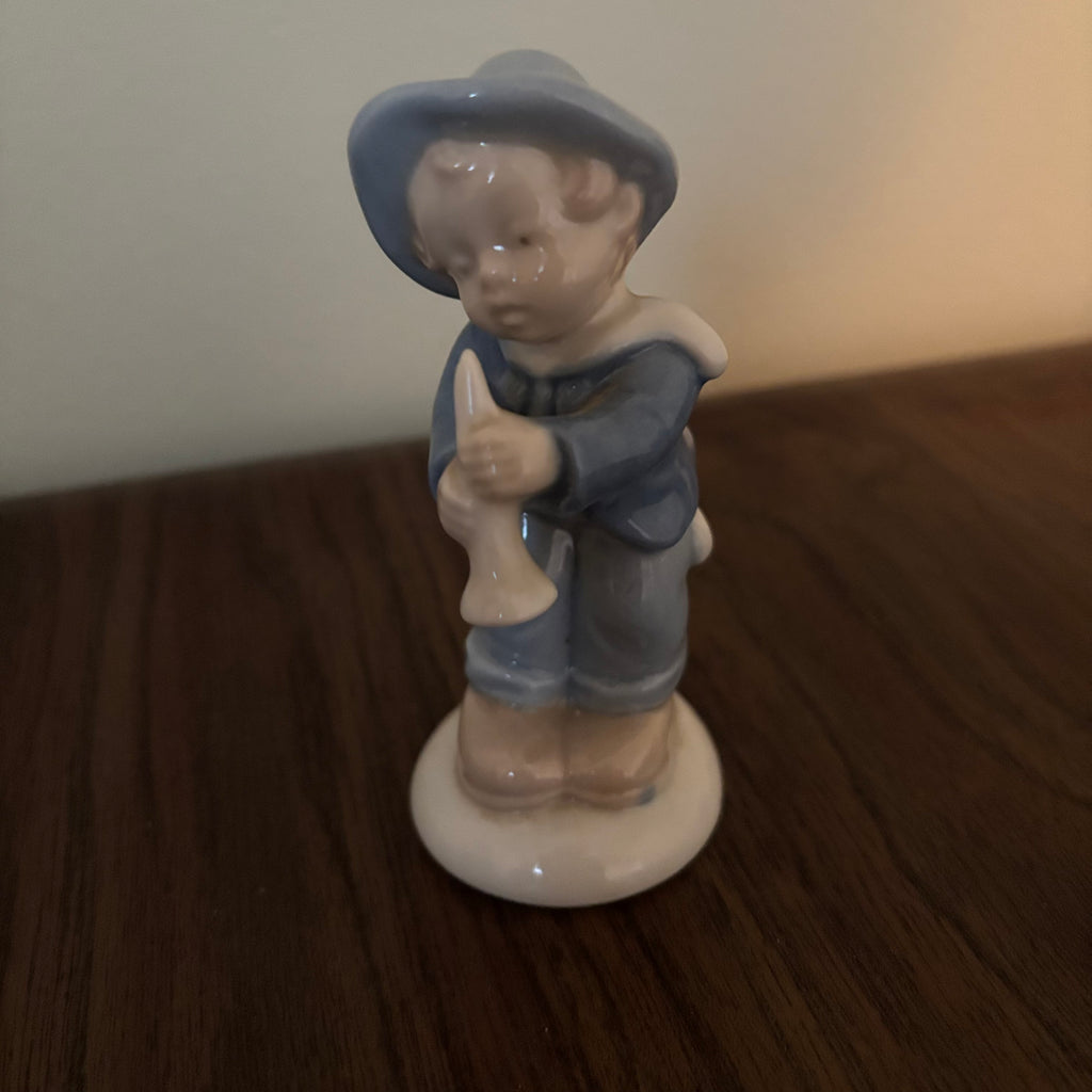 D155 Vintage Lladro and Nao ceramic figurines grouping