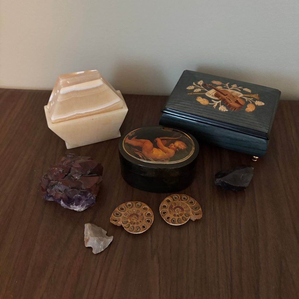 D158 Vintage Grouping (trinket boxes and more)