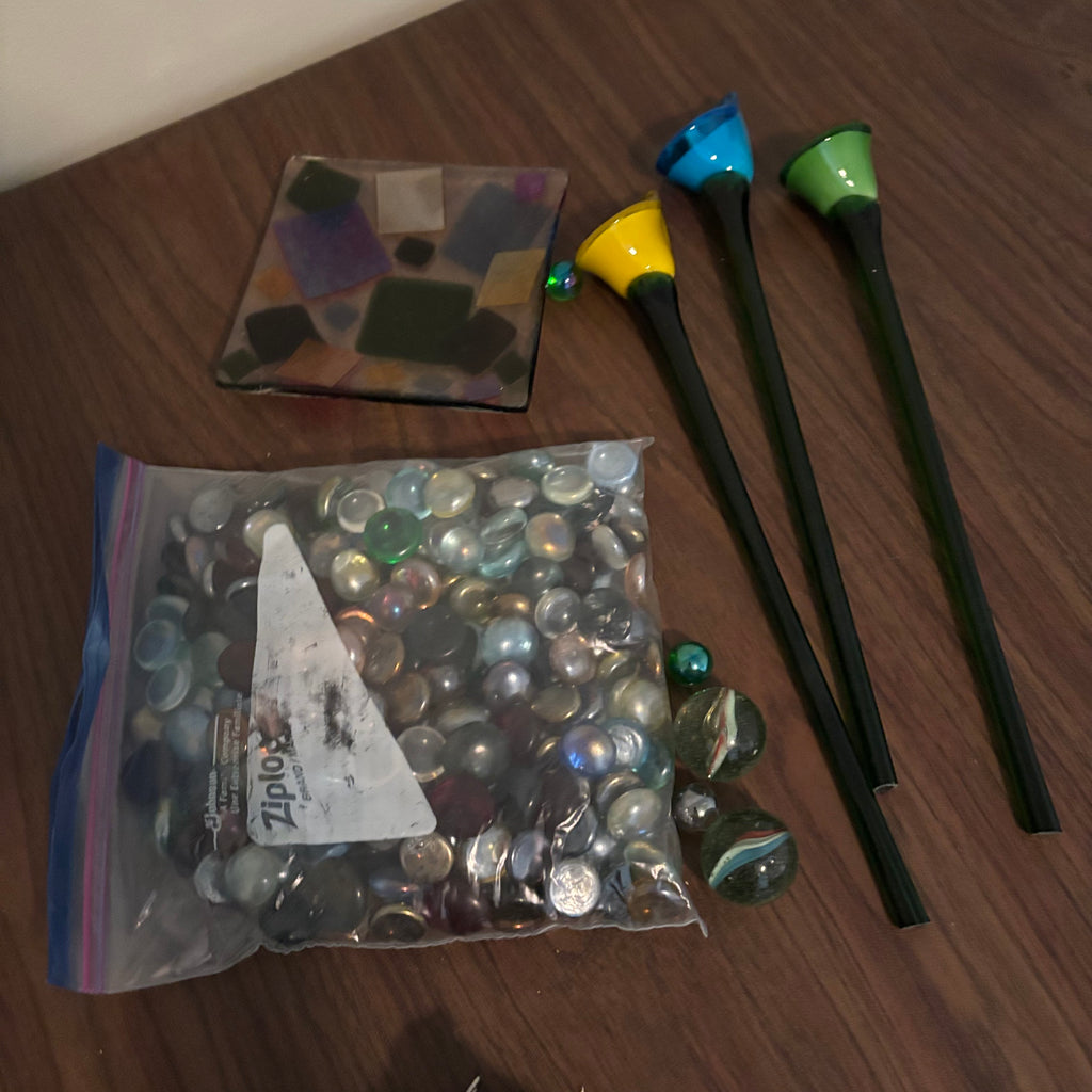D172 Home Decor Grouping (glass flowers and more)