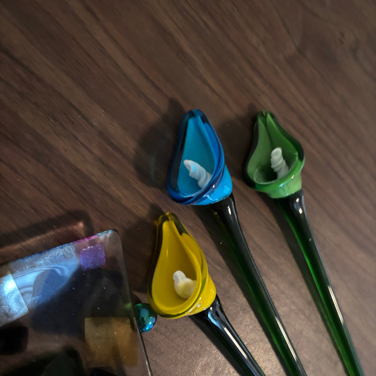 D172 Home Decor Grouping (glass flowers and more)
