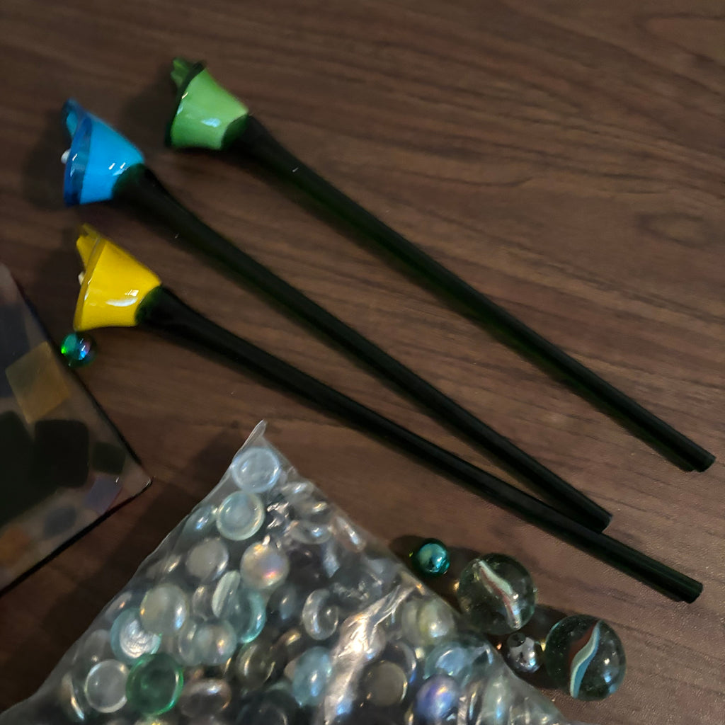 D172 Home Decor Grouping (glass flowers and more)