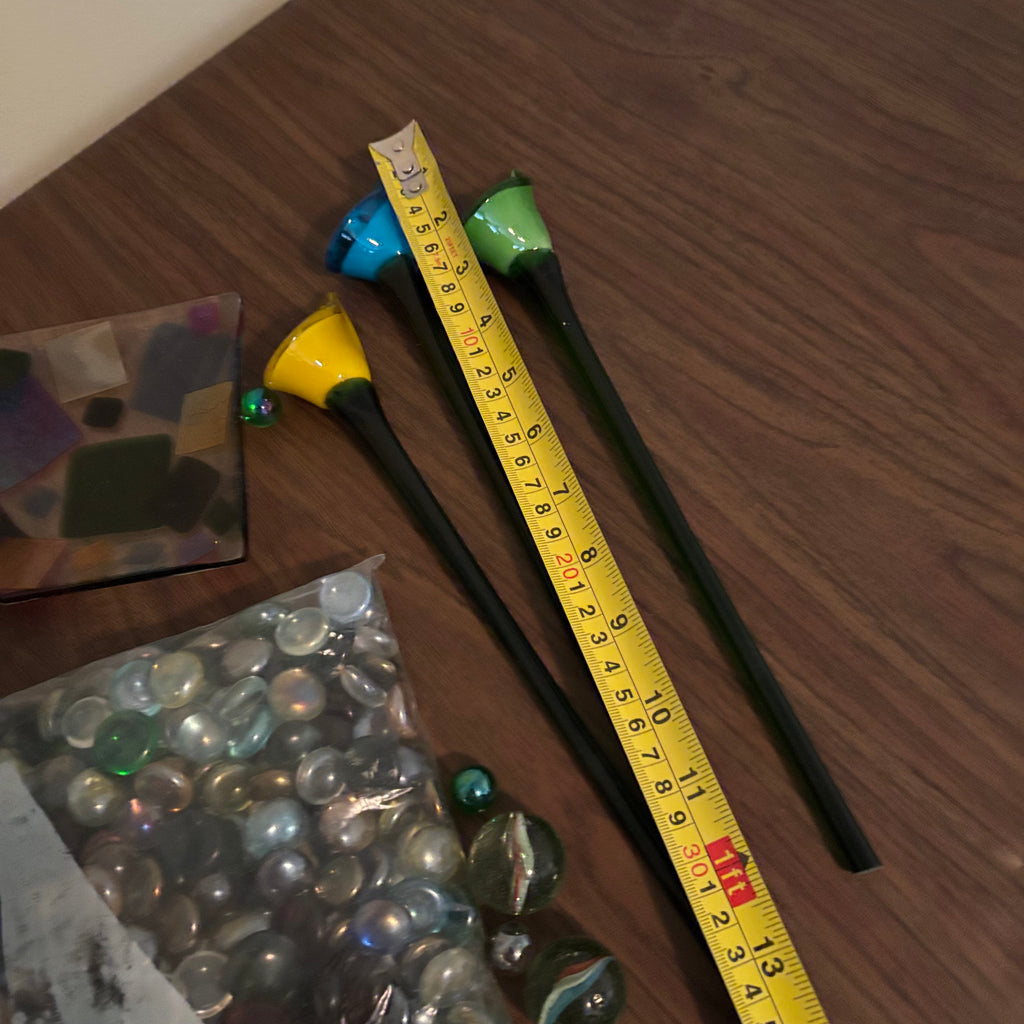 D172 Home Decor Grouping (glass flowers and more)